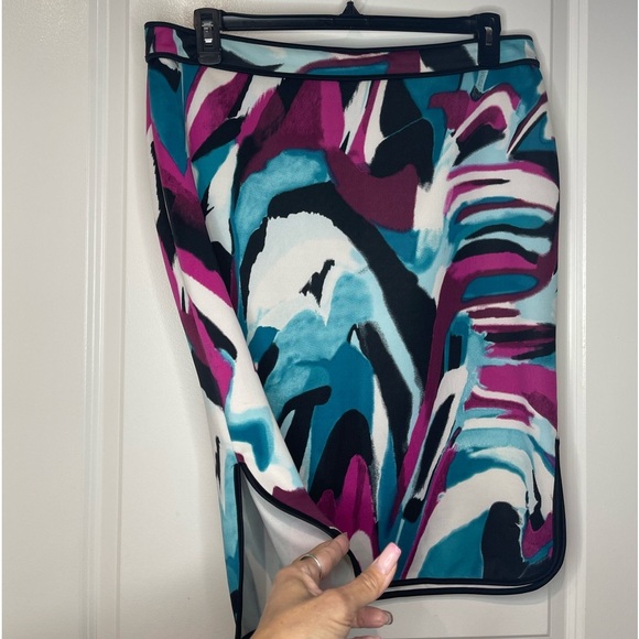 Bisou Bisou Floral Print Skirt With 2 Side Slits Size XL. EUC. - Picture 2 of 5